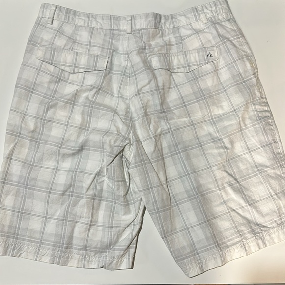 EUC Men’s Calvin Klein Shorts - Size 34 - Picture 2 of 2